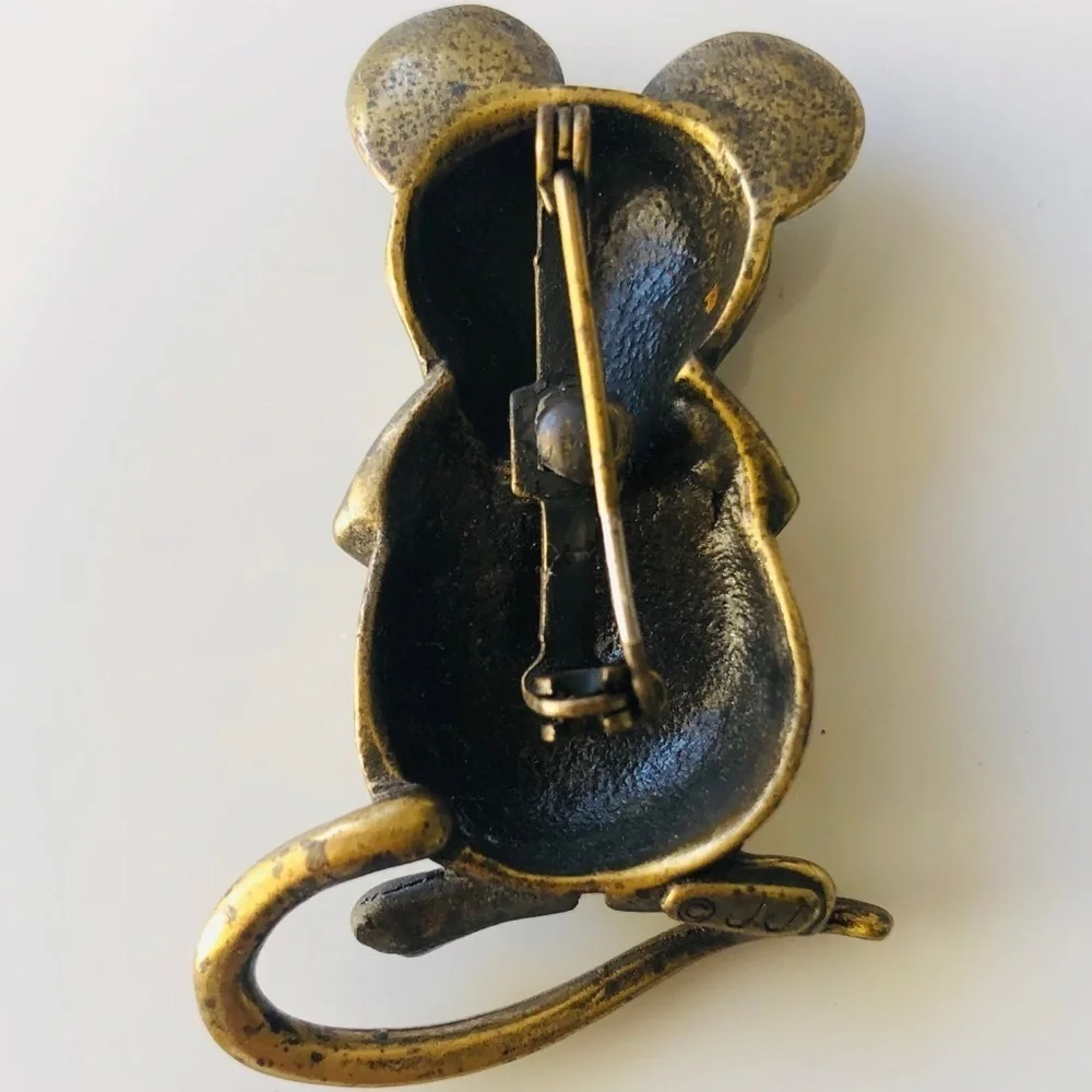 JJ signed brooch pin. Gold tone mouse W/green eyes